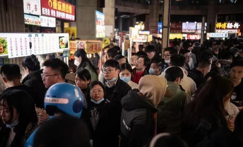 上海最大露天夜市关了? 城管回应：让“烟火气”更加合法合规。